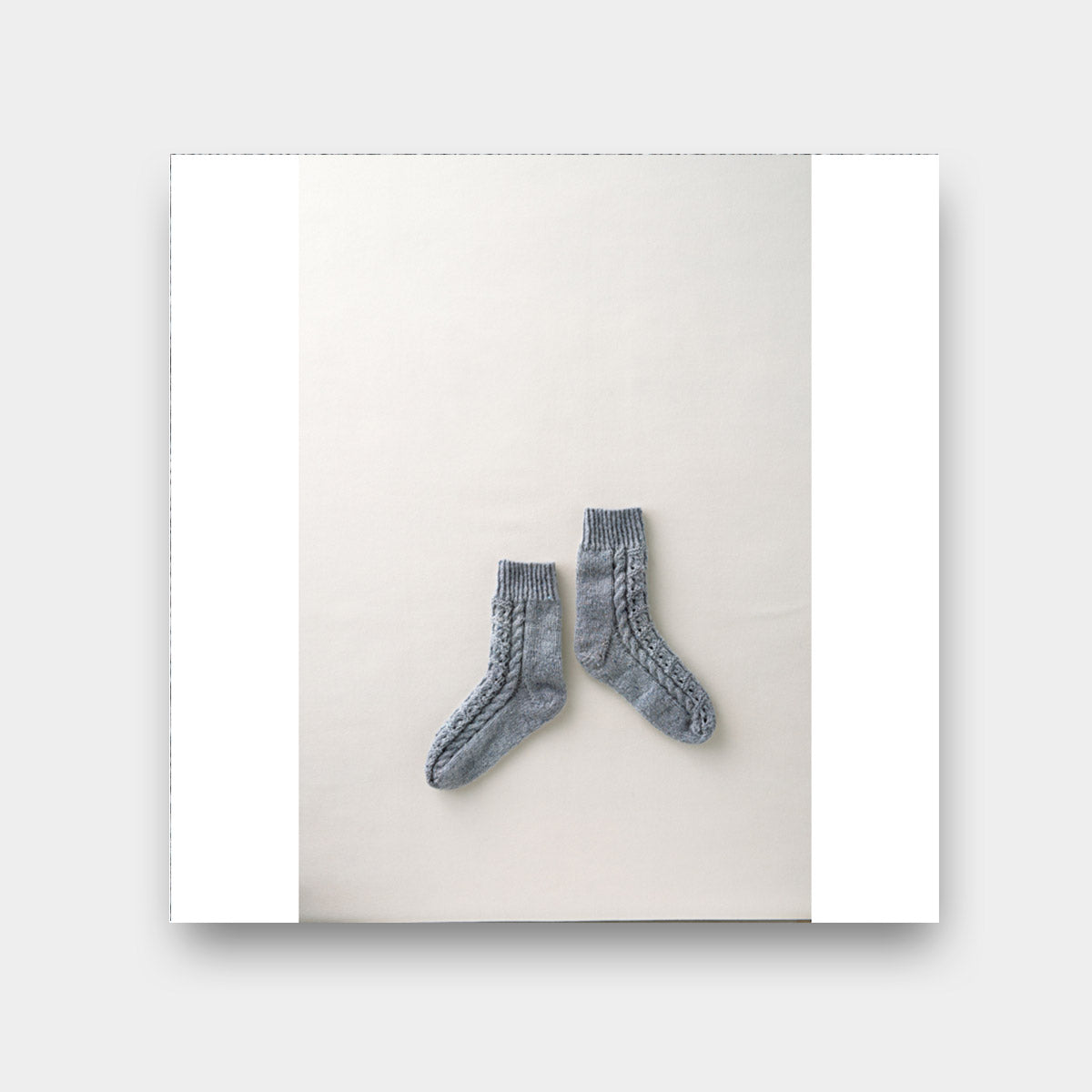 Modèle de chaussettes torsadées paru dans le livre 260 Motifs Inédits au Tricot d'Hitomi Shida aux Editions de Saxe