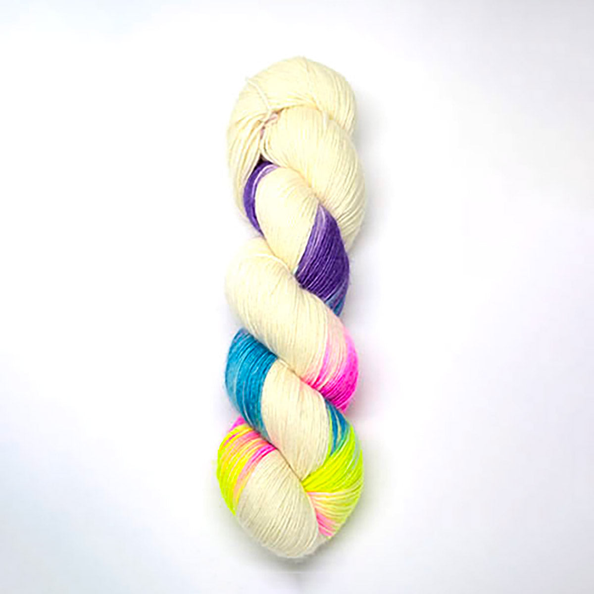 Echeveau de Madelinetosh coloris Pocket Rainbow (ici sur base Merino Light)