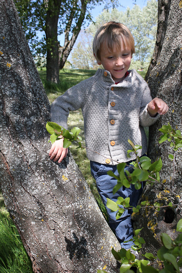 Présentation du gilet pour enfants Joseph, patron de tricot créé par Julie Partie