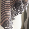 Gros plan sur la bordure en dentelle du châle Setina, patron de tricot créé par Julie Partie