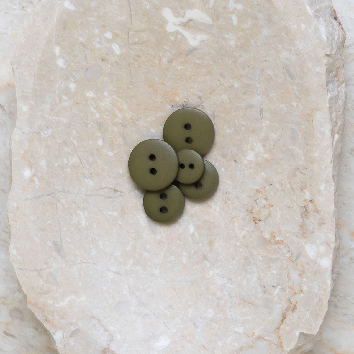 Boutons Classic Matte d'Atelier Brunette coloris Ivy Green
