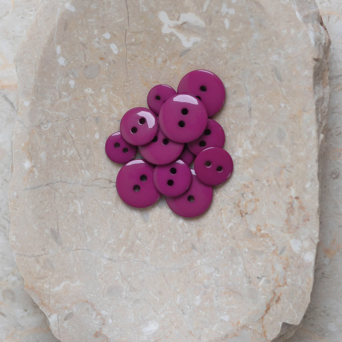 Boutons Classic Shine d'Atelier Brunette coloris Dahlia