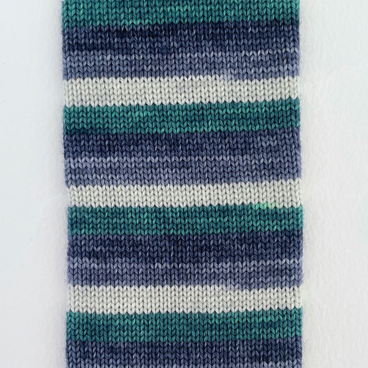 Laine à chaussettes autorayante Fingering 85/15 Le Bruit des Aiguilles coloris Happiness Only Real When Shared