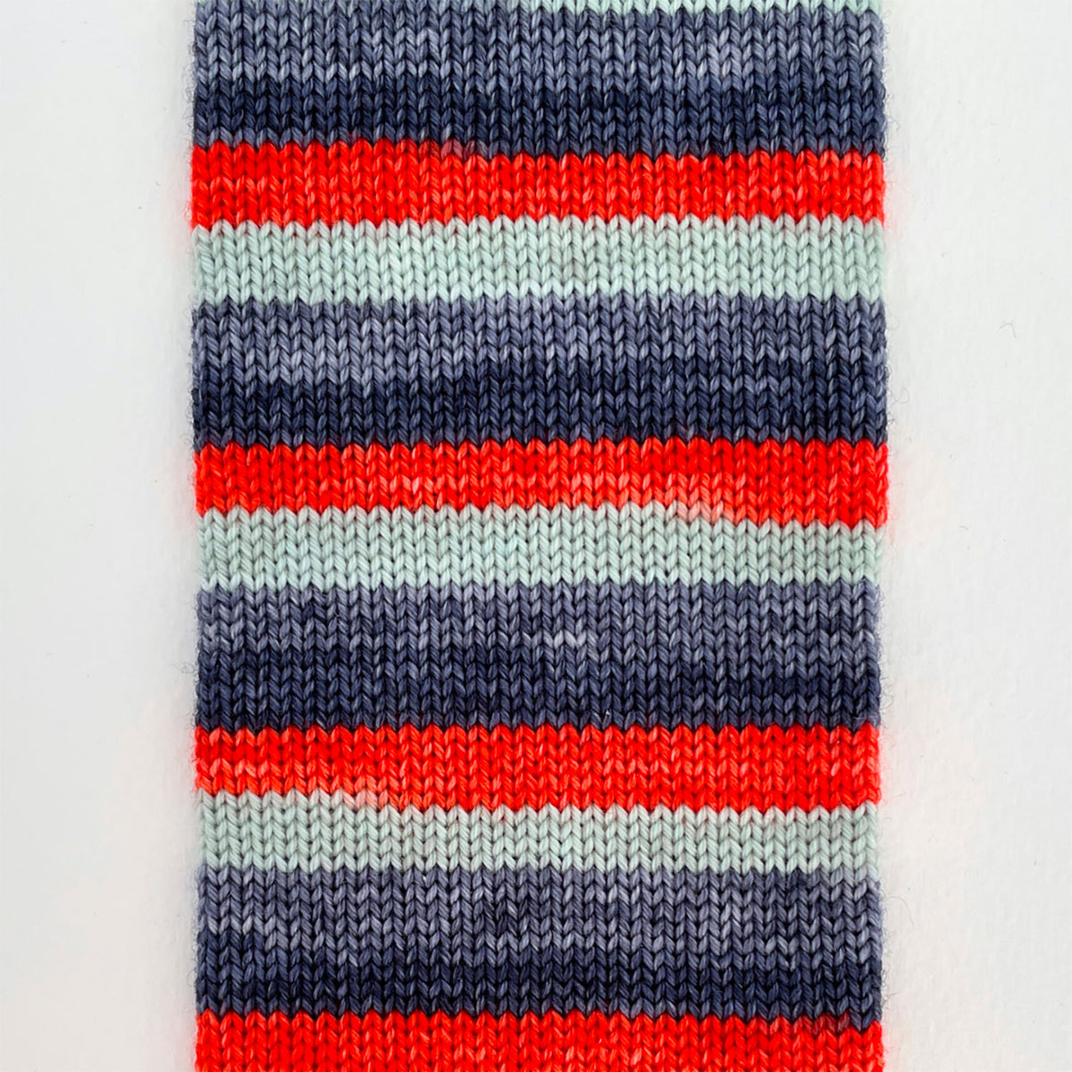 Laine à chaussettes autorayante Fingering 85/15 Le Bruit des Aiguilles coloris Jaws