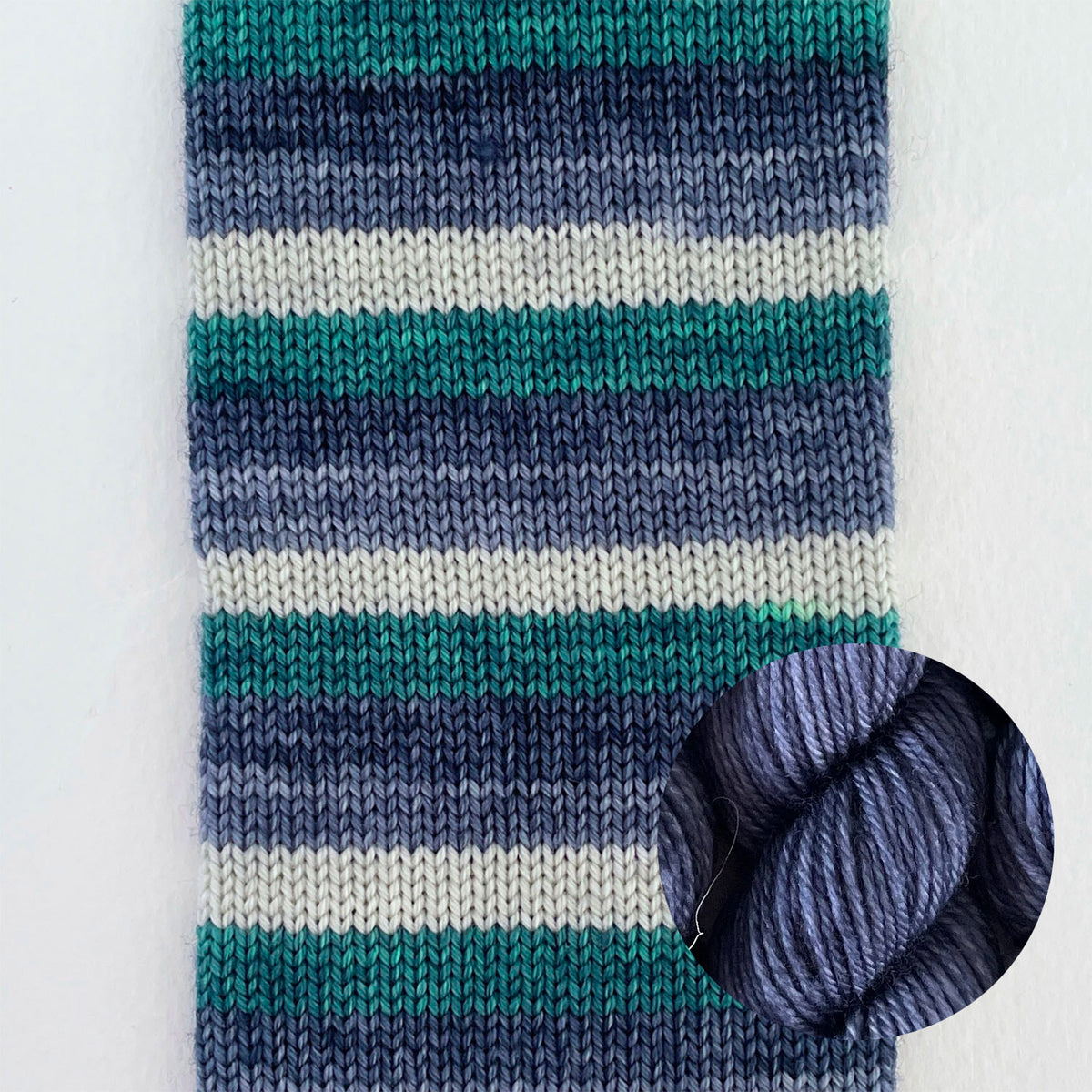 Kit de laine à chaussettes Le Bruit des Aiguilles, coloris Happiness Only Real When Shared / mini Bleu Foncé