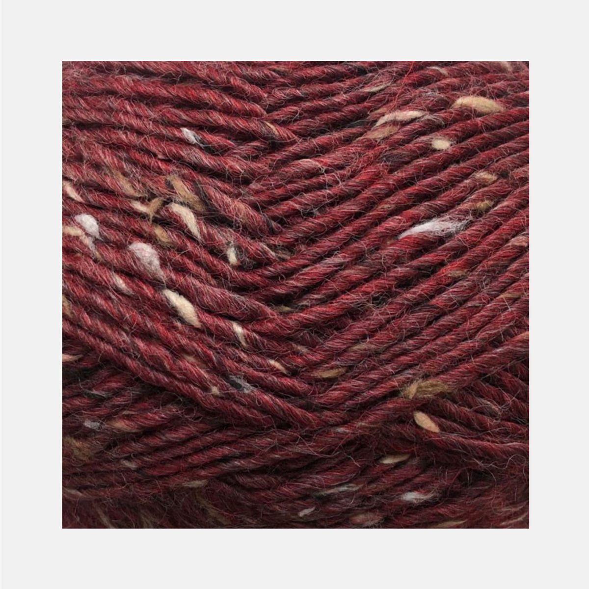 Texture et couleur d'une pelote de Lama Tweed de CaMaRose, mélange de lama, laine et viscose, coloris 6998 Bordeaux