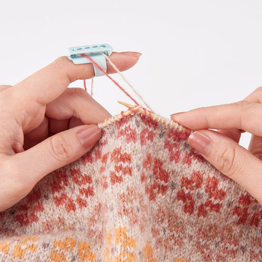 Comment utiliser un guide-fils en plastique Clover, pour tricoter facilement des modèles en jacquard, taille S/M (référence 348)