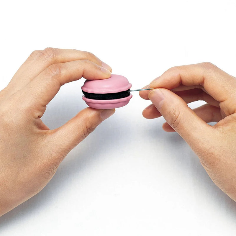 Comment utiliser un macaron Clover pour aiguiser ses aiguilles à coudre ou à broder