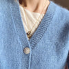 Encolure du April Cardigan, patron de gilet au tricot de Petite Knit, à retrouver en coffret sur Lili Comme Tout