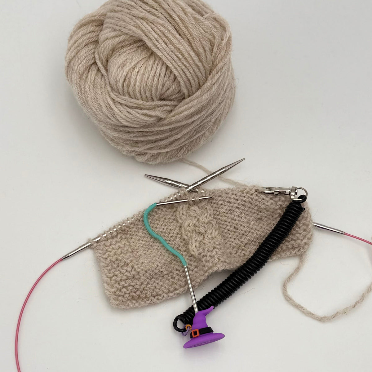 Pixie de Des Mains de Grana, support pour Flox ou aiguille à torsades, modèle Chapeau de Sorcière, coloris Noir