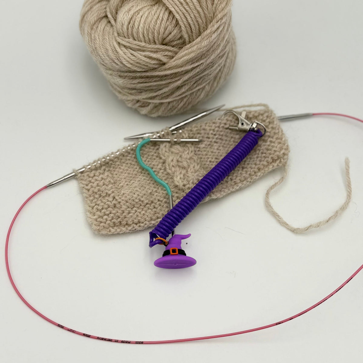 Pixie de Des Mains de Grana, support pour Flox ou aiguille à torsades, modèle Chapeau de Sorcière, coloris Violet