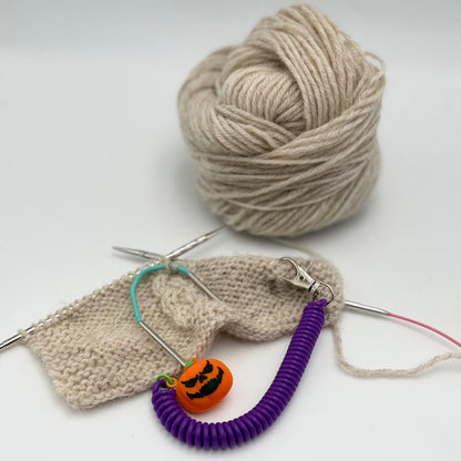 Pixie de Des Mains de Grana, support pour Flox ou aiguille à torsades, modèle Citrouille, coloris Violet