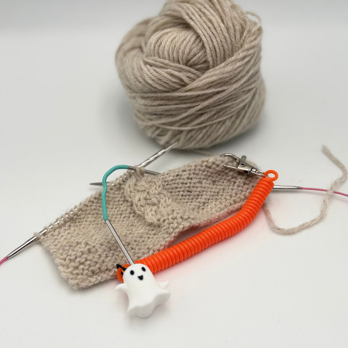 Pixie de Des Mains de Grana, support pour Flox ou aiguille à torsades, modèle Fantome, coloris Orange