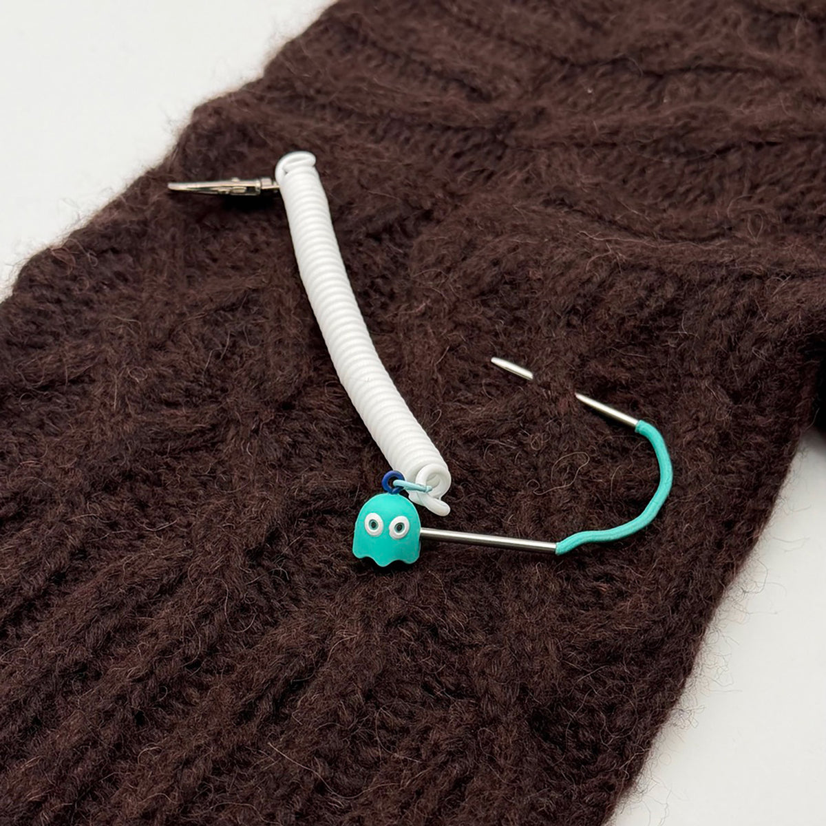 Pixie de Des Mains de Grana, support pour Flox ou aiguille à torsades, modèle Pacman Fantôme Turquoise, coloris Blanc