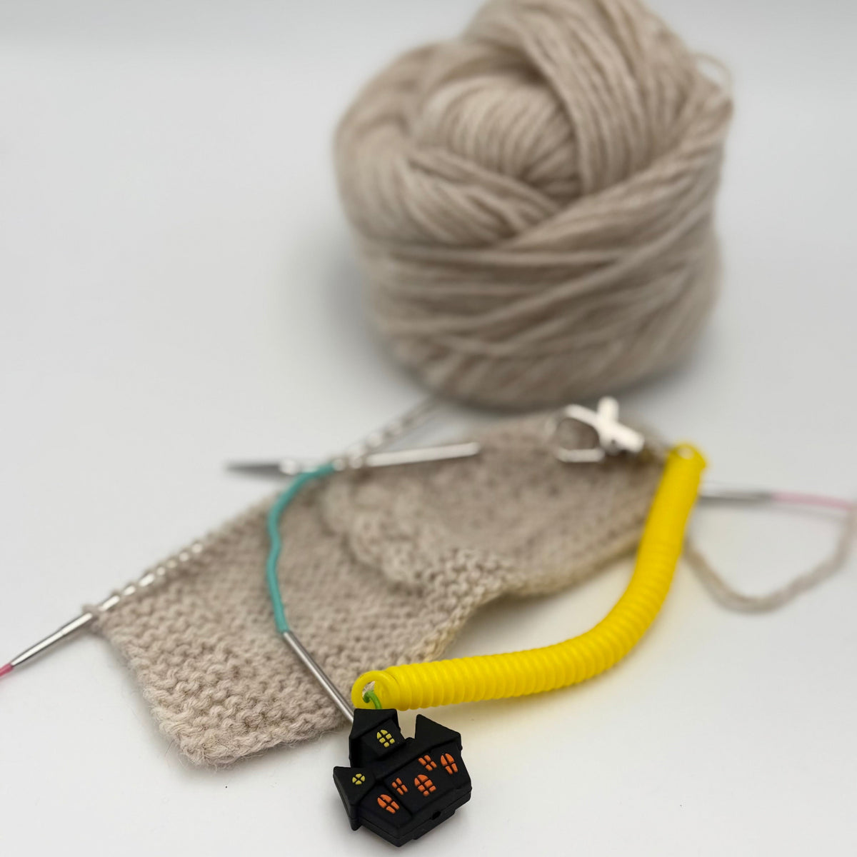 Pixie de Des Mains de Grana, support pour Flox ou aiguille à torsades, modèle Maison Hantée, coloris Jaune