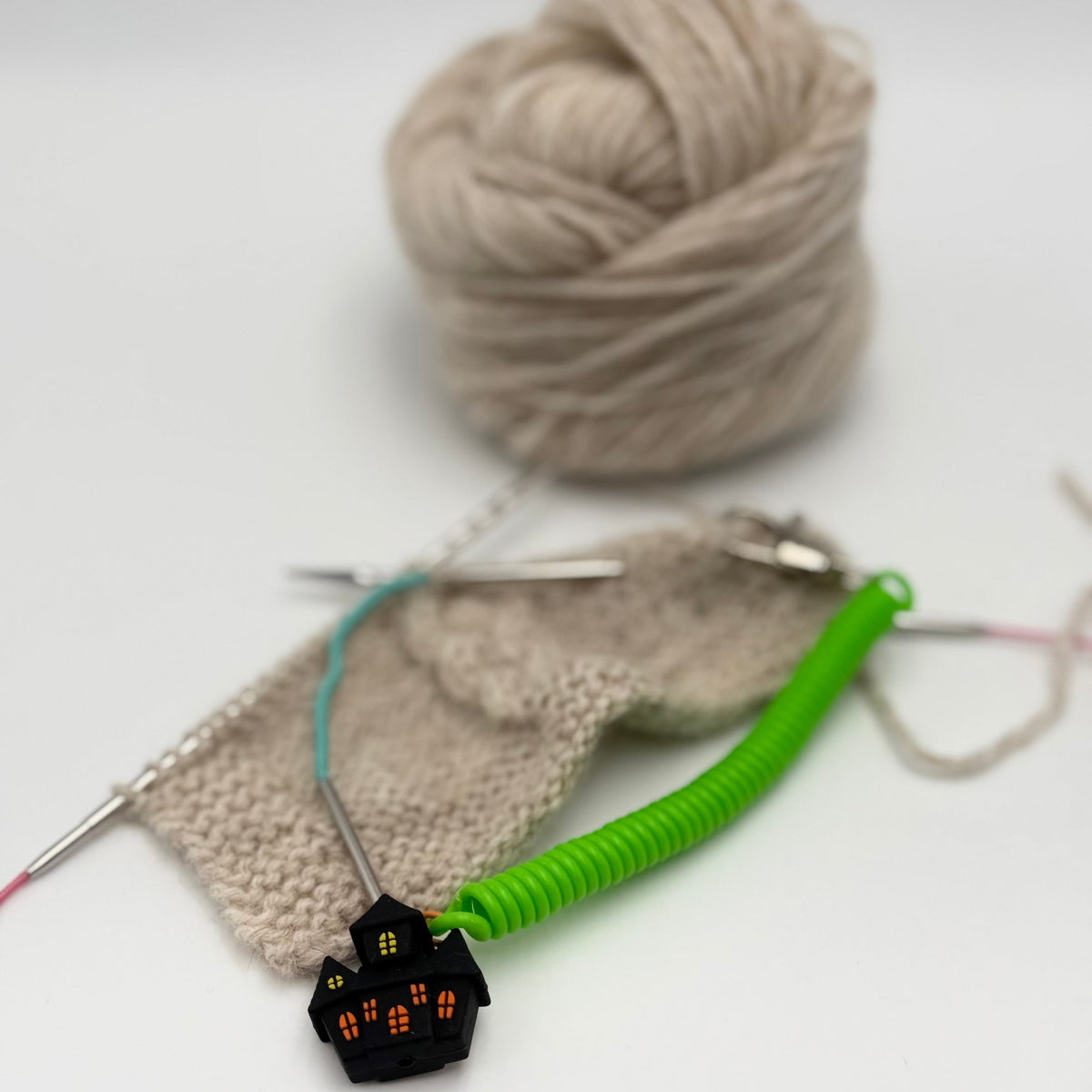 Pixie de Des Mains de Grana, support pour Flox ou aiguille à torsades, modèle Maison Hantée, coloris Vert
