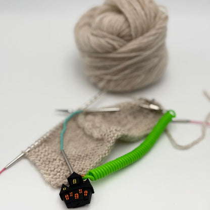 Pixie de Des Mains de Grana, support pour Flox ou aiguille à torsades, modèle Maison Hantée, coloris Vert