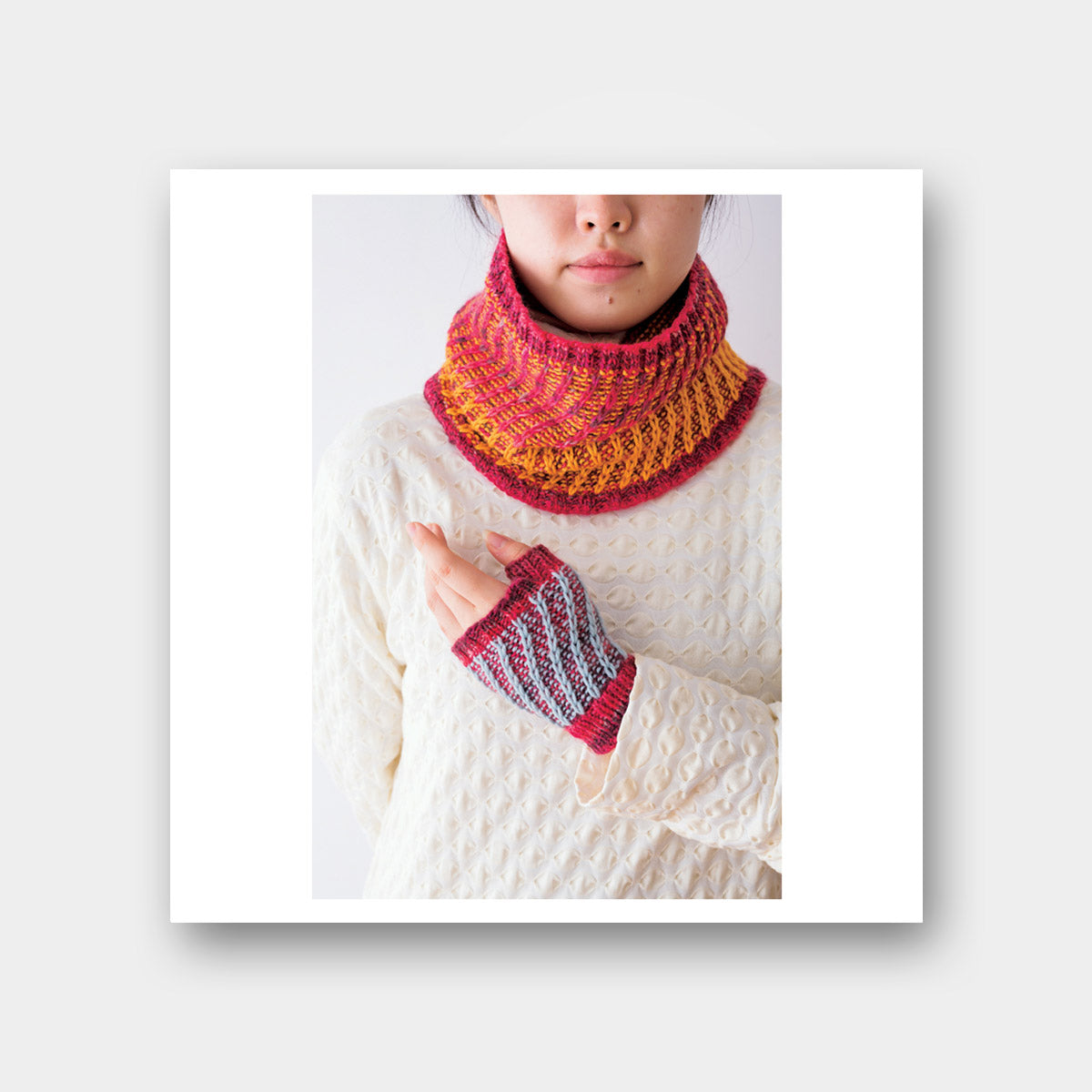 Modèle de col et mitaines tricotés paru dans le livre 55 Motifs Originaux au Tricot de Kotomi Hayashi aux Editions de Saxe