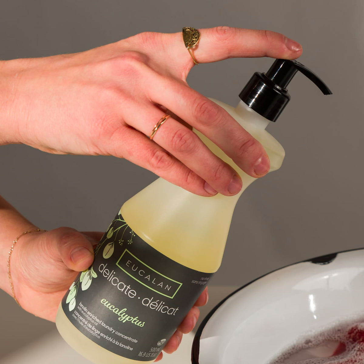 Pompe à visser sur les flacons de lessive Eucalan 500ml (coloris variable)