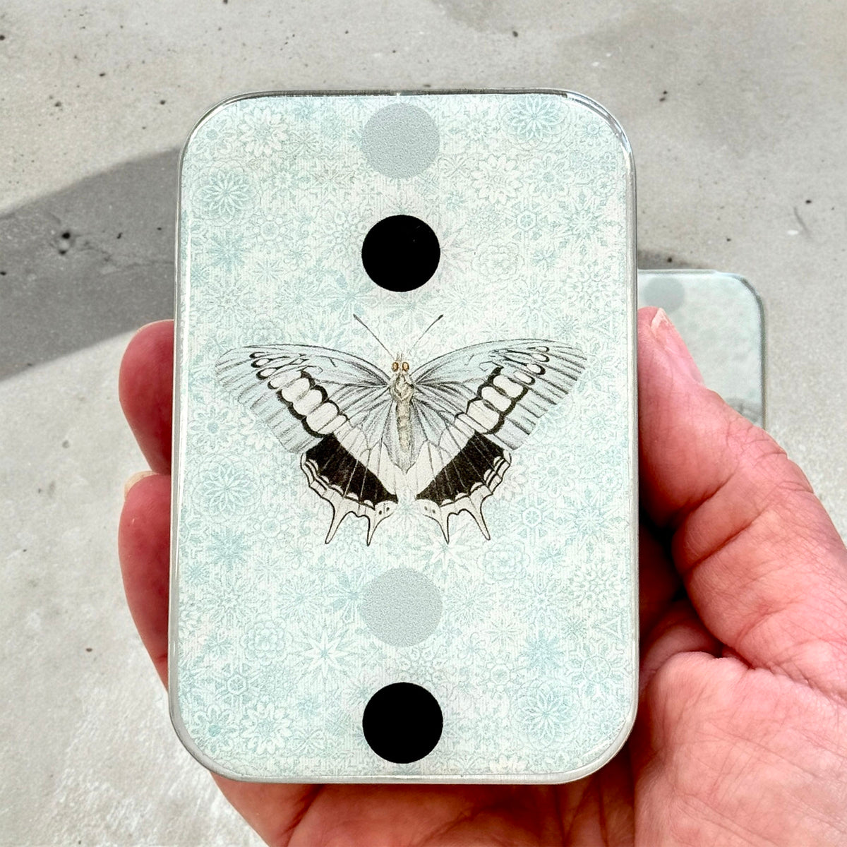 Boîte de rangement métallique Firefly Notes, modèle Blue Moth, taille Large