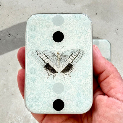 Boîte de rangement métallique Firefly Notes, modèle Blue Moth, taille Large