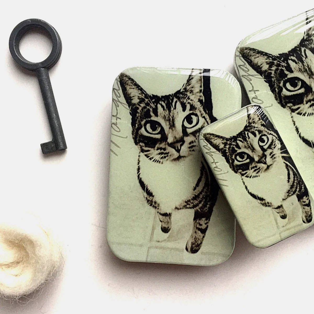 Boîte de rangement métallique Firefly Notes, modèle Cat, taille Large (dessous) et Small (dessus)