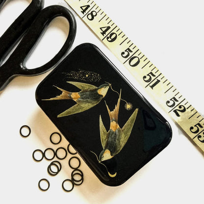 Boîte de rangement métallique Firefly Notes, modèle Celestial Swallow, taille Large