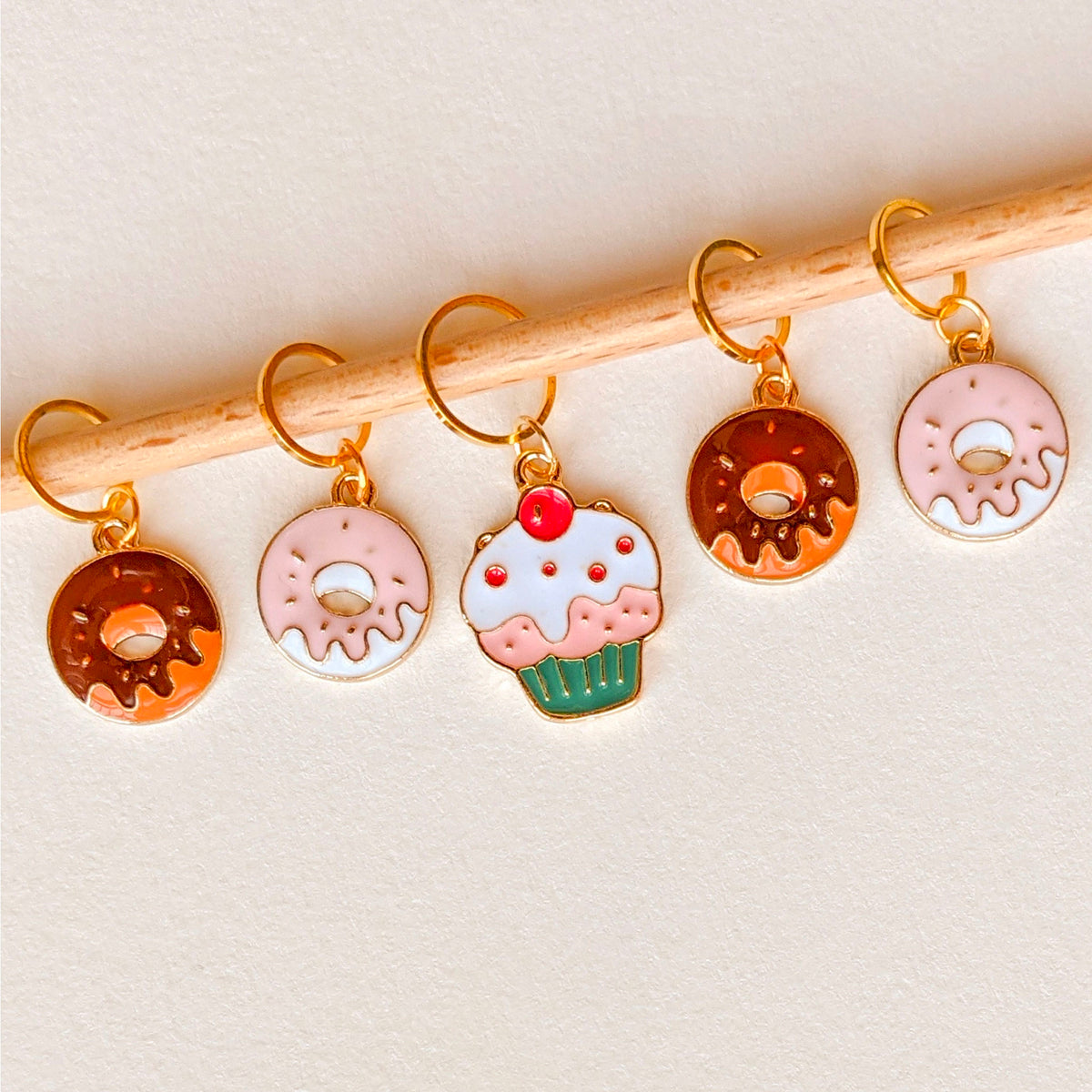 Set d'anneaux marqueurs Hello Kim, modèle 07 Le Cupcake sur les Donuts (fixes)
