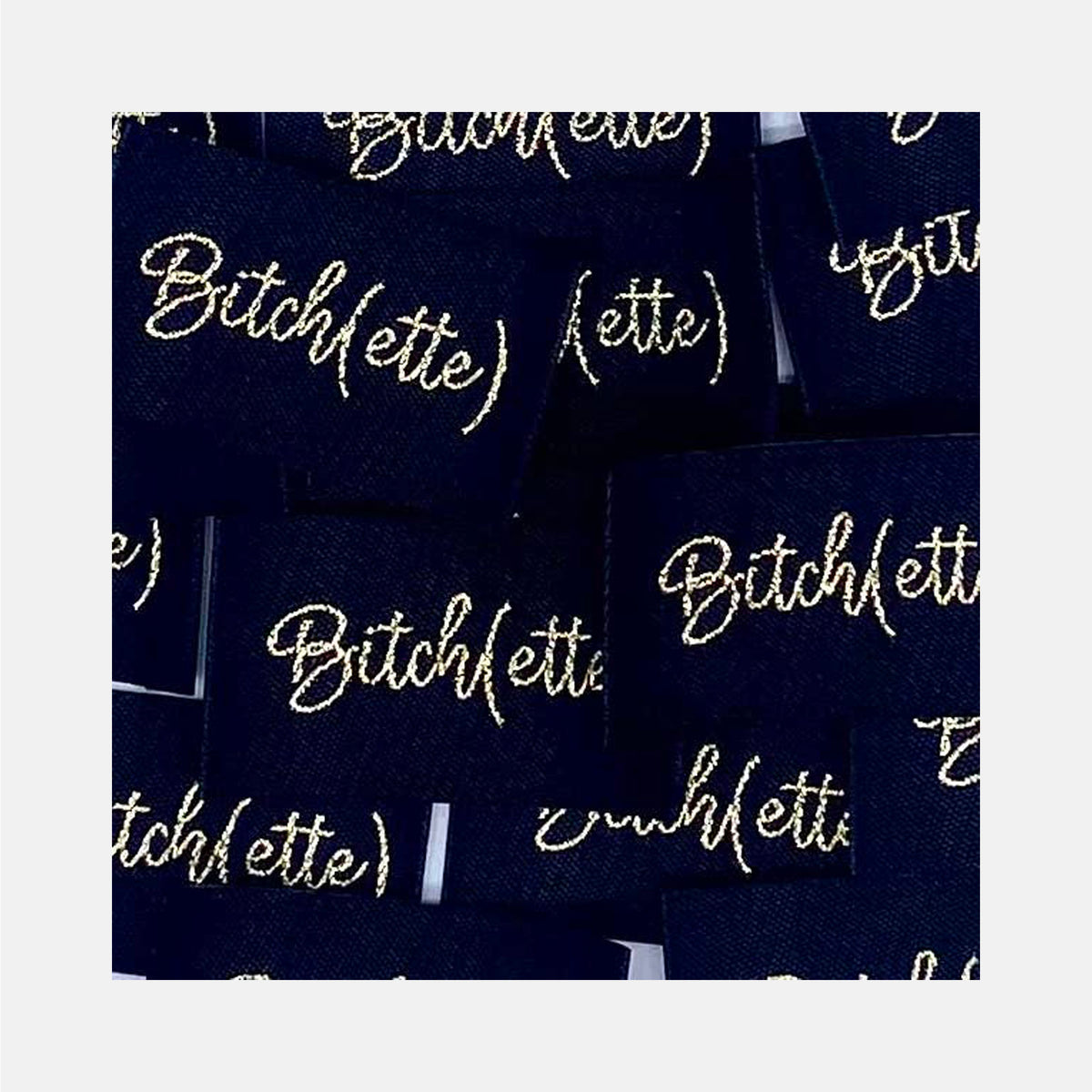 Etiquette à coudre de Home Couture, modèle Bitch(ette) (noir-or)