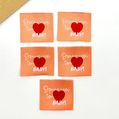 Etiquette à coudre de Home Couture, modèle Donne-moi ton coeur (corail - blanc)
