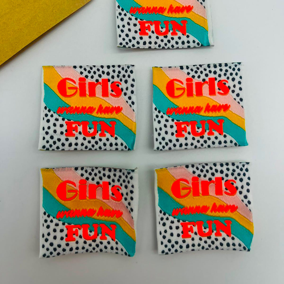 Etiquette à coudre de Home Couture, modèle Girls wanna have fun (multicolore - orange neon)