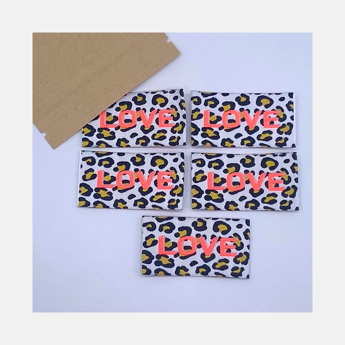 Etiquette à coudre de Home Couture, modèle Love (graou - fluo)