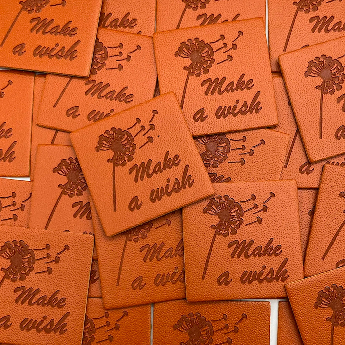 Etiquette à coudre de Home Couture, modèle Make a wish (suede camel)
