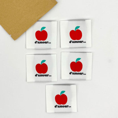 Etiquette à coudre de Home Couture, modèle Pomme d'amour (blanc - rouge / noir)