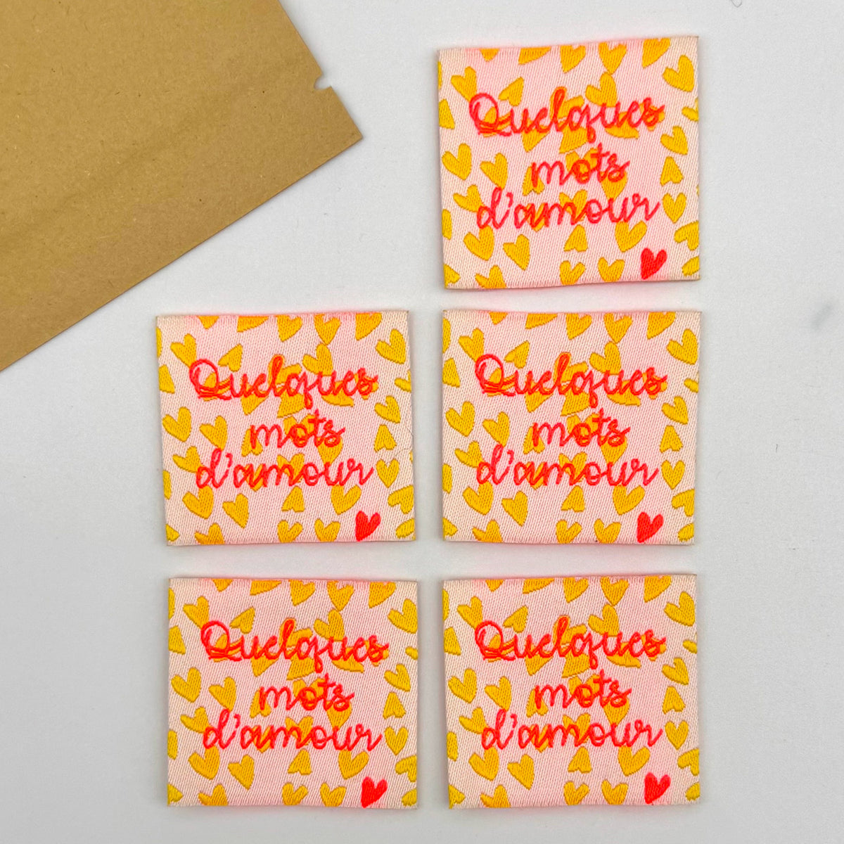 Etiquette à coudre de Home Couture, modèle Quelques mots d'amour (coeurs - rouge)