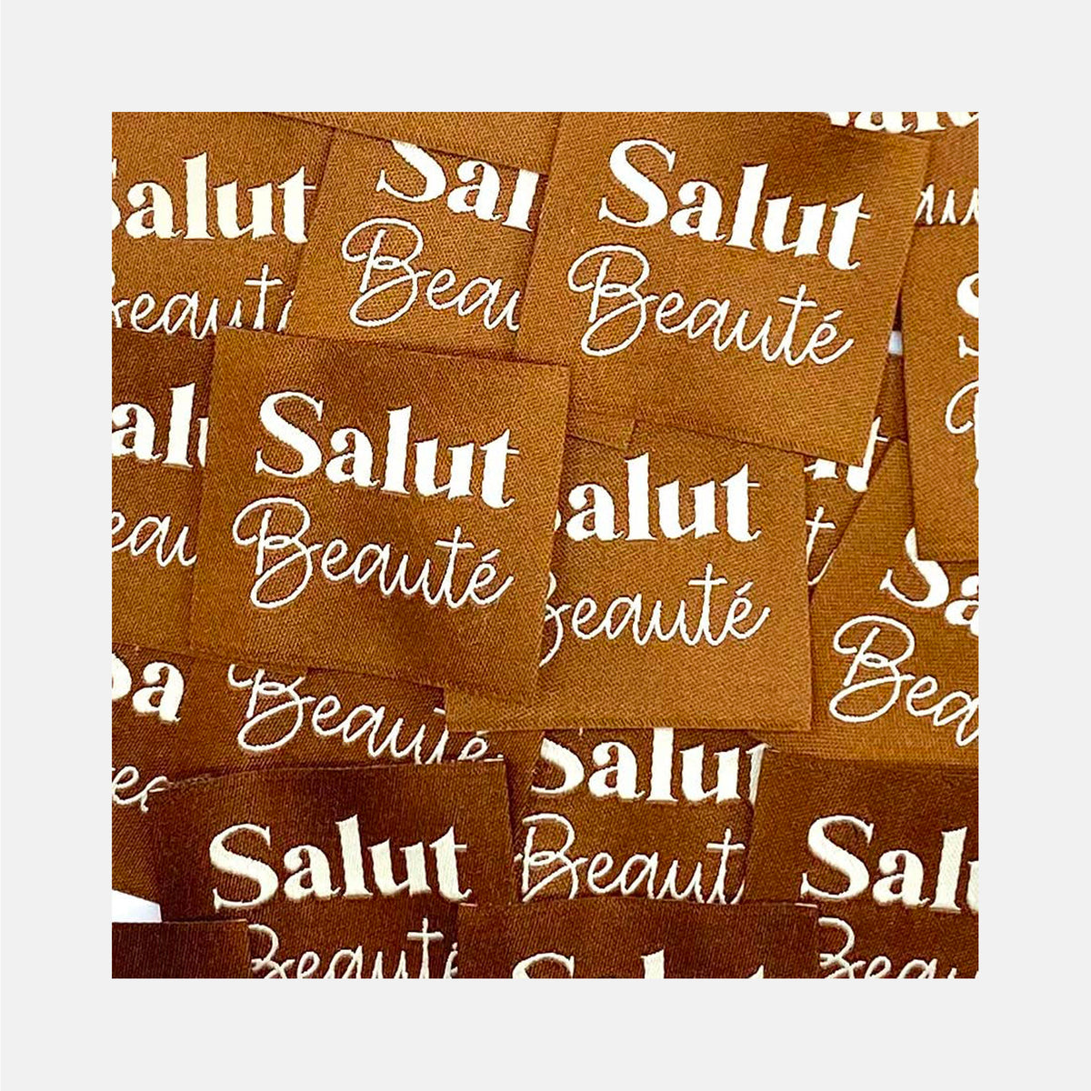Etiquette à coudre de Home Couture, modèle Salut Beauté (camel -blanc)