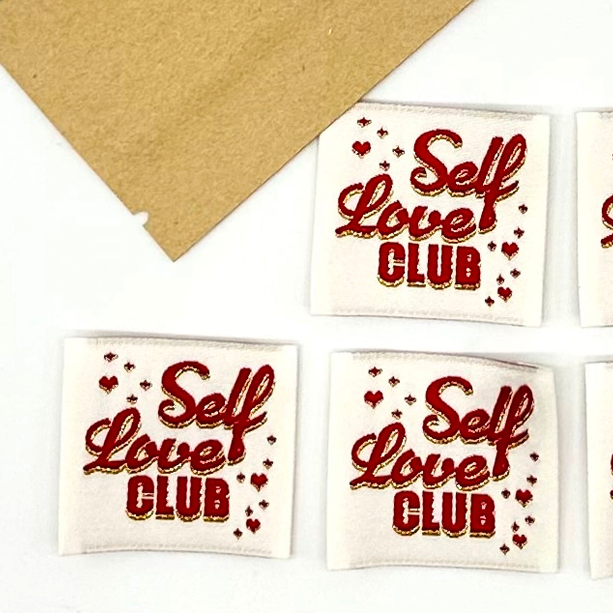 Etiquettes à coudre Home Couture, modèle Self Love Club (écru - rouge/lurex)