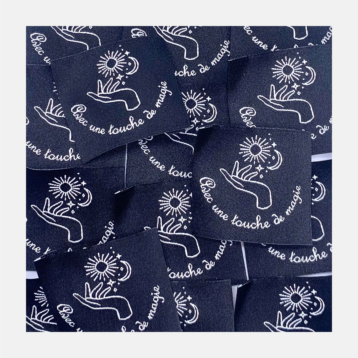 Etiquette à coudre de Home Couture, modèle Avec une touche de magie (noir - blanc)