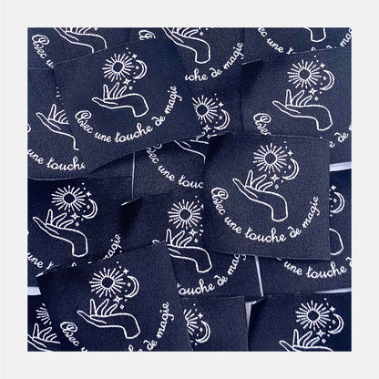 Etiquette à coudre de Home Couture, modèle Avec une touche de magie (noir - blanc)