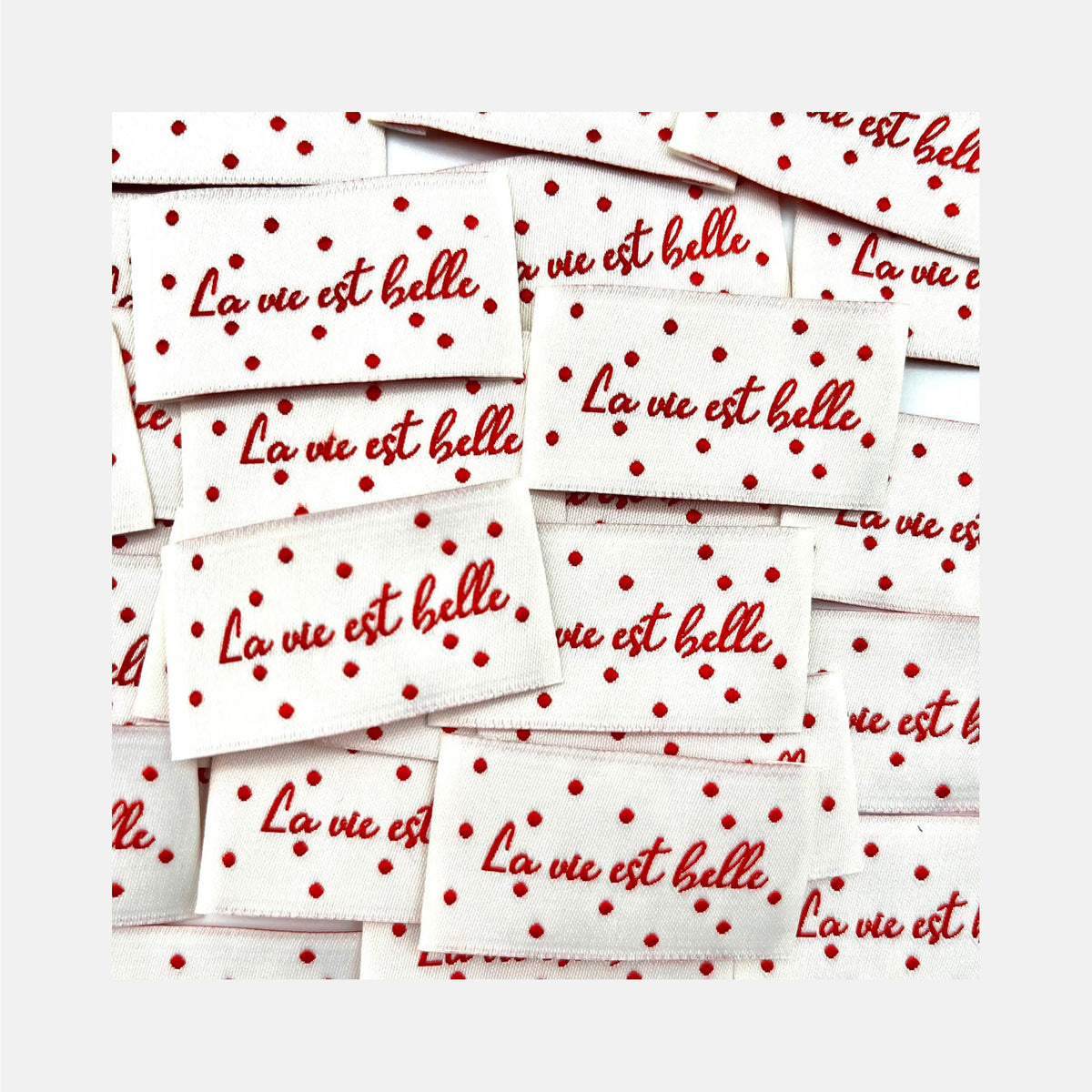 Etiquette à coudre de Home Couture, modèle La vie est belle (blanc - rouge)