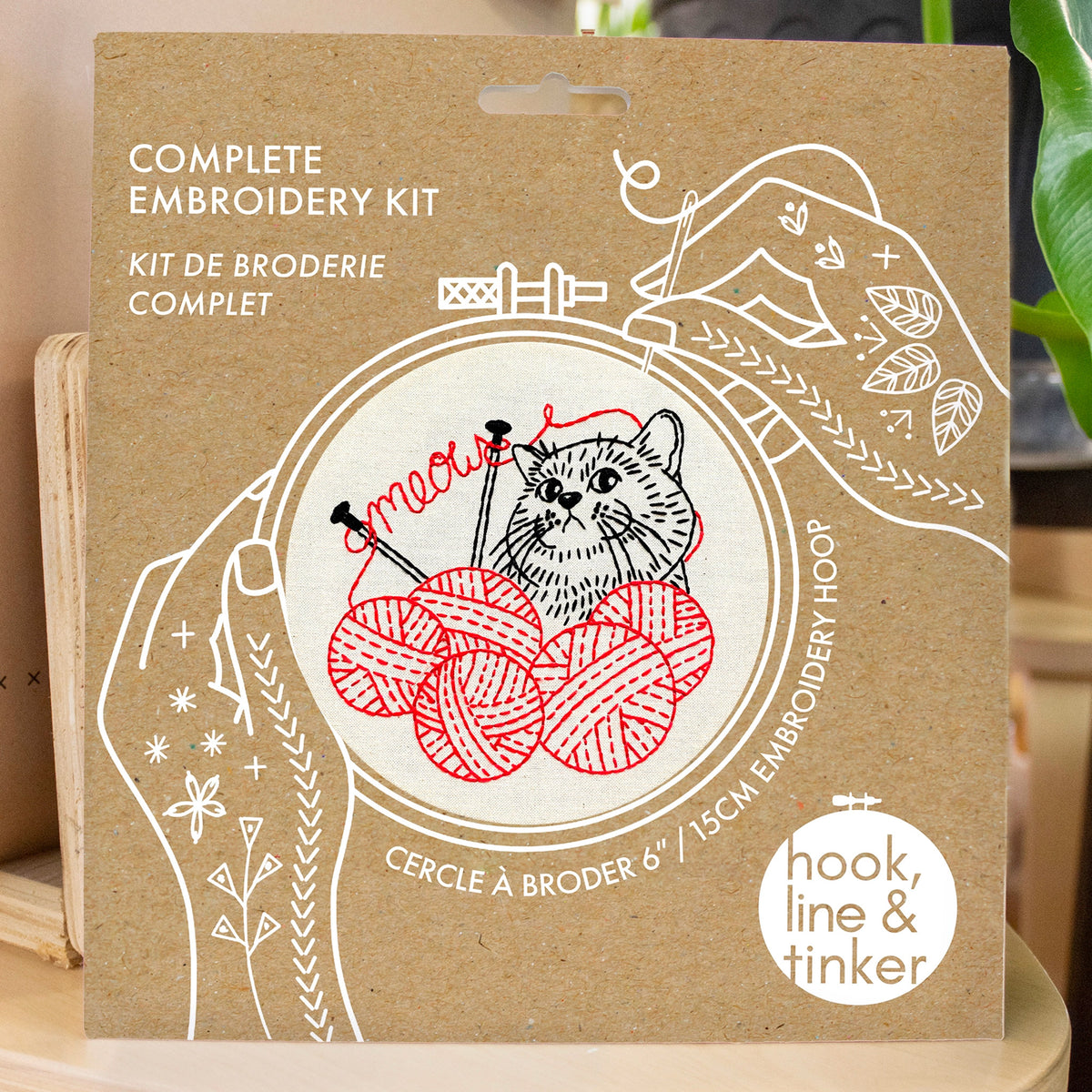 Exemple de packaging : Kit de broderie Hook Line & Tinker, modèle   Chaton qui Tricote