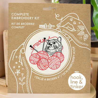 Exemple de packaging : Kit de broderie Hook Line & Tinker, modèle   Chaton qui Tricote