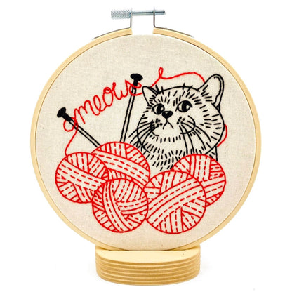 Kit de broderie Hook Line & Tinker, modèle   Chaton qui Tricote