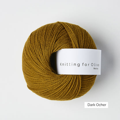 Pelote de Merino de Knitting for Olive (KFO) coloris Dark Ocher