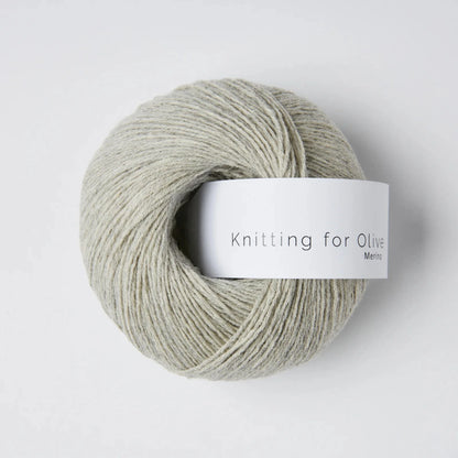 Pelote de Merino de Knitting for Olive (KFO) coloris Morning Haze