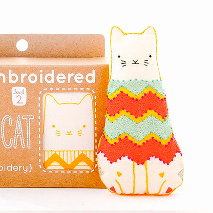 Kit de broderie Embroidered Doll de Kiriki Press modèle Fiesta Cat