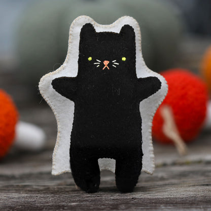 Kit de broderie Felted Doll de Kiriki Press modèle Ghost Cat (poupée intérieure)