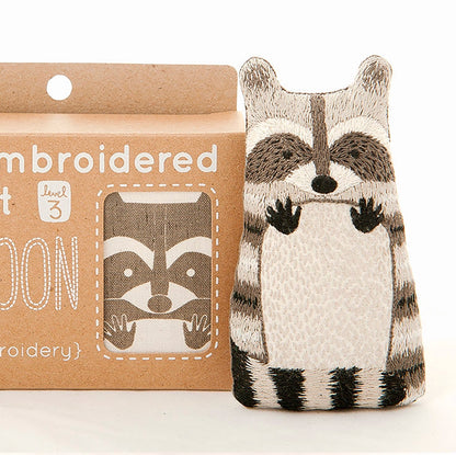 Kit de broderie Embroidered Doll de Kiriki Press modèle Raccoon