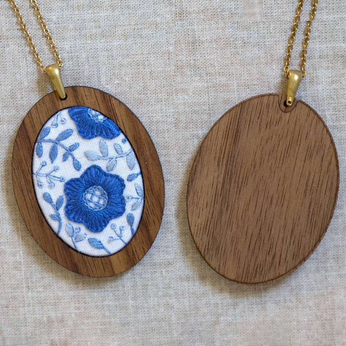 Kit de broderie Pendant de Kiriki Press modèle Delft Daisy