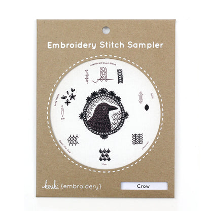 Kit de broderie Stitch Sampler de Kiriki Press modèle Crow